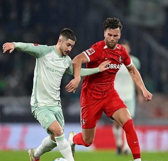 九游体育平台-弗赖堡战胜对手！全队庆祝重返胜利的感觉