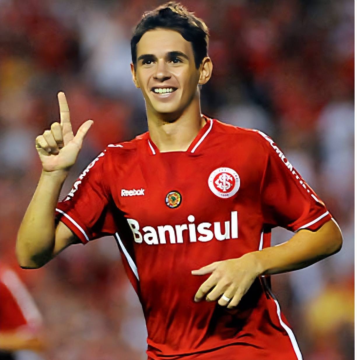 九游娱乐官方-著名足球名将在国外比赛中取得重大进展