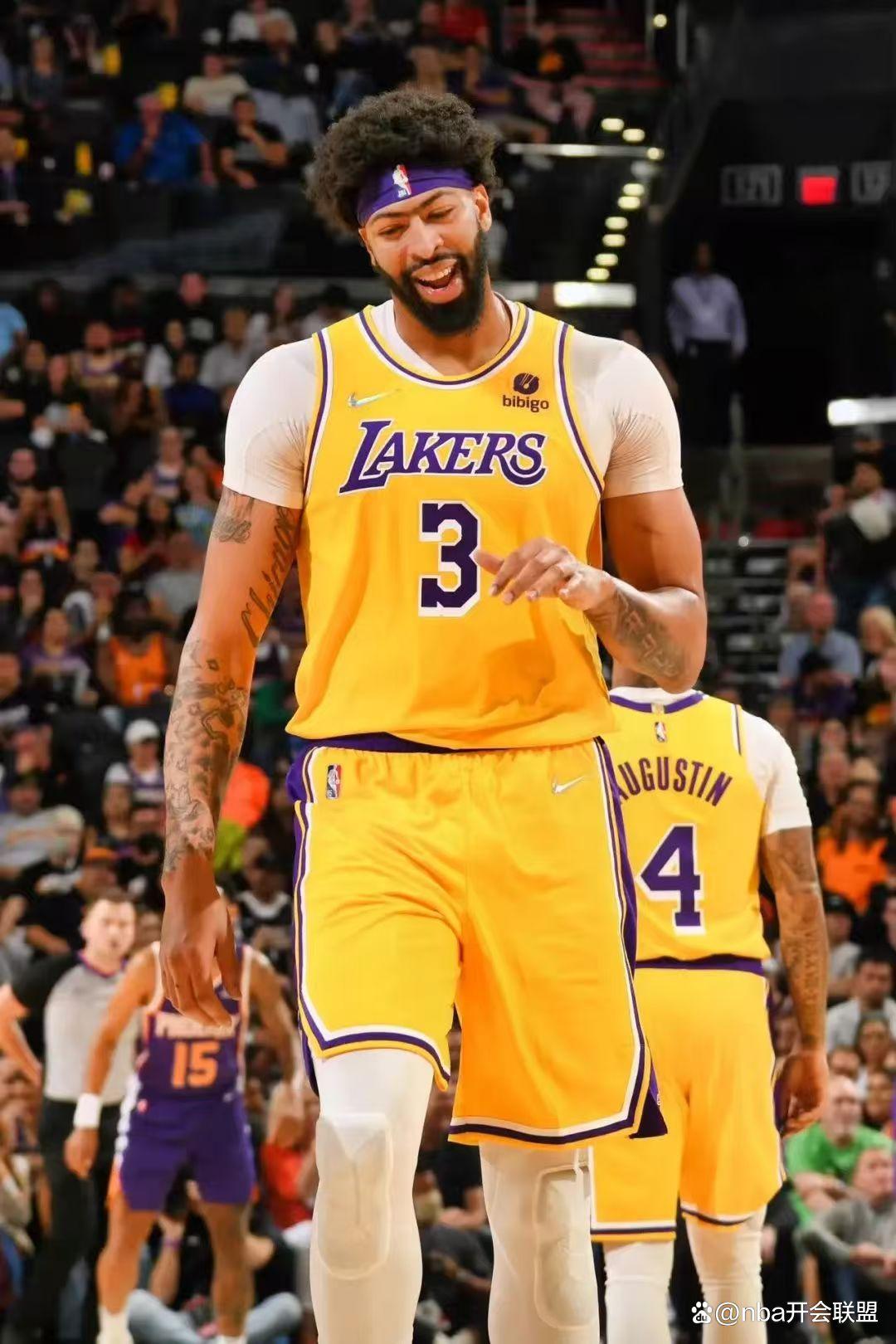 关于浓眉环绕！湖人胜马刺，安东尼-戴维斯三双表现的信息