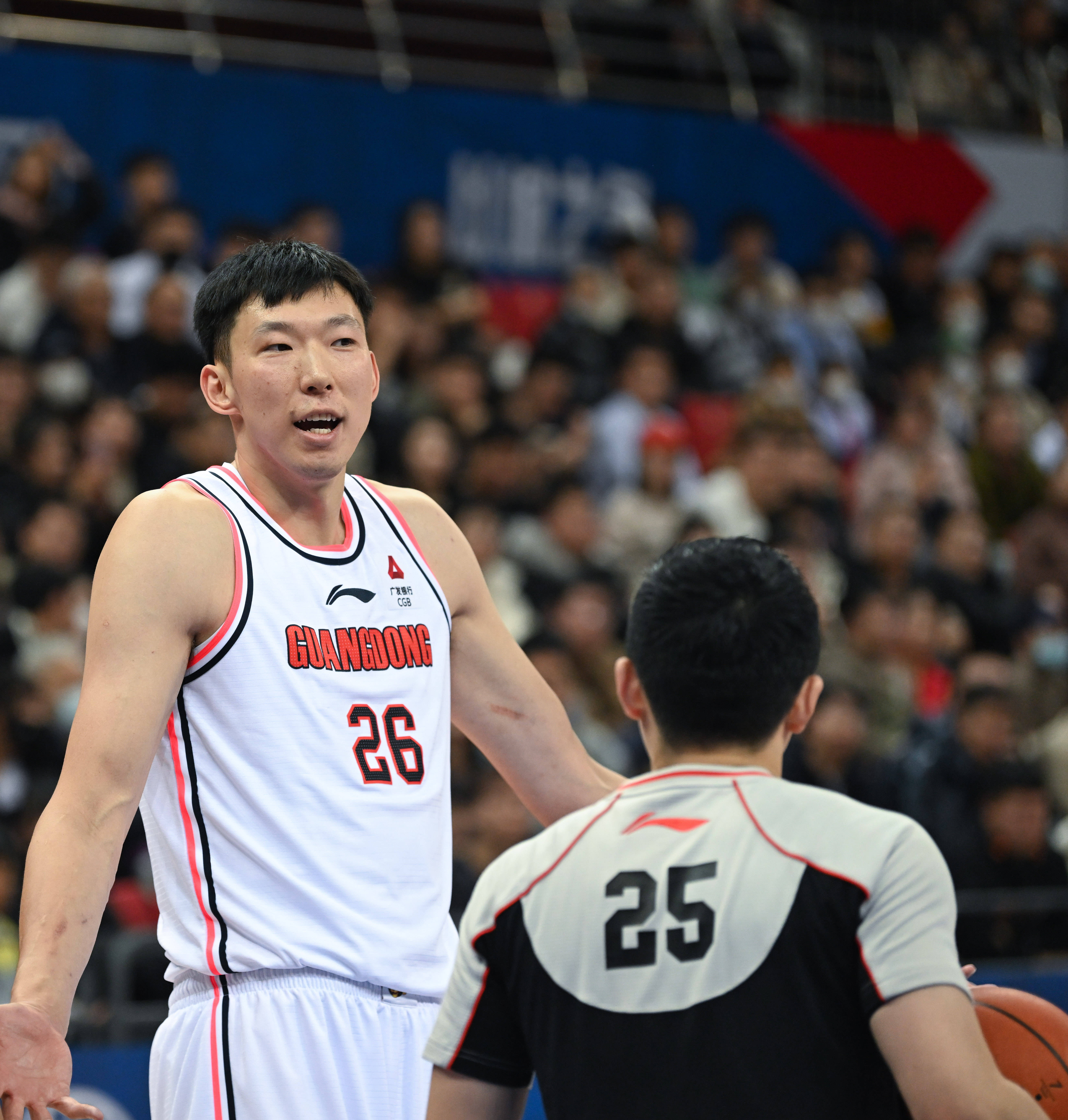 九游娱乐-防守紧逼进攻猛烈,球员拼尽全力努力抗衡对手