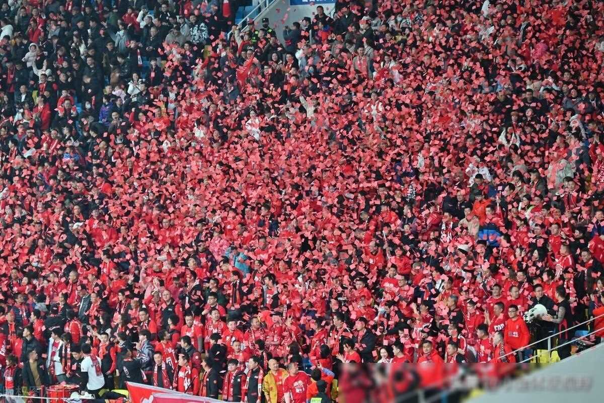 九游娱乐官方-众多球迷前往现场为球队加油