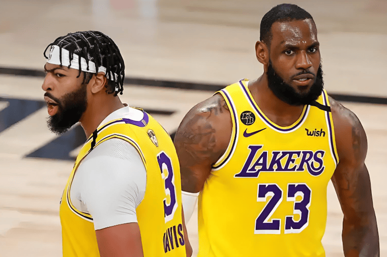 湖人控卫在比赛中完美组织球队进攻