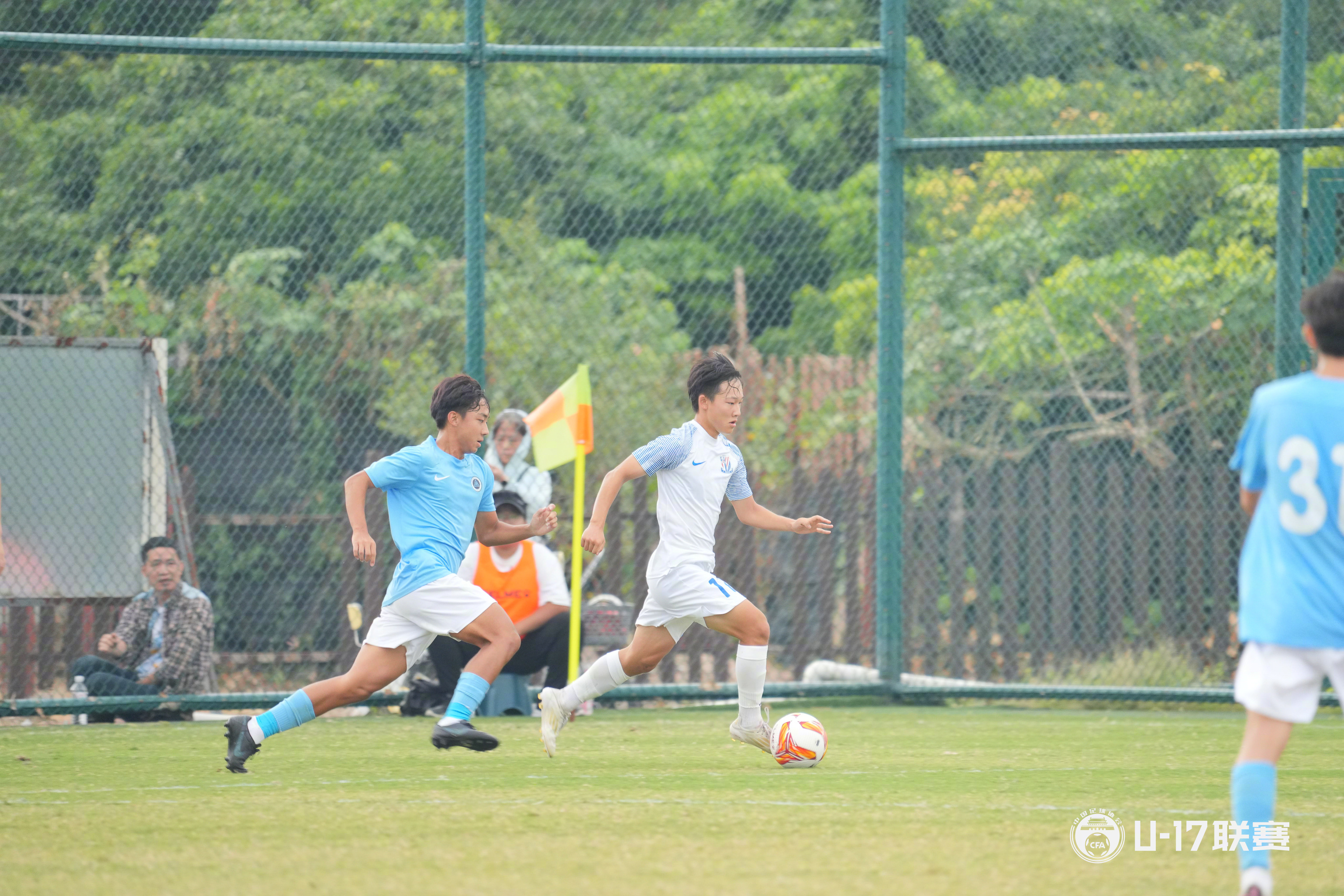 中国足球联赛各队奋力拼搏，比赛场面激动人心