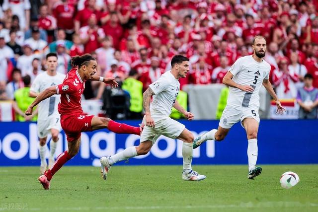 英格兰队逆转战胜丹麦，晋级强赛