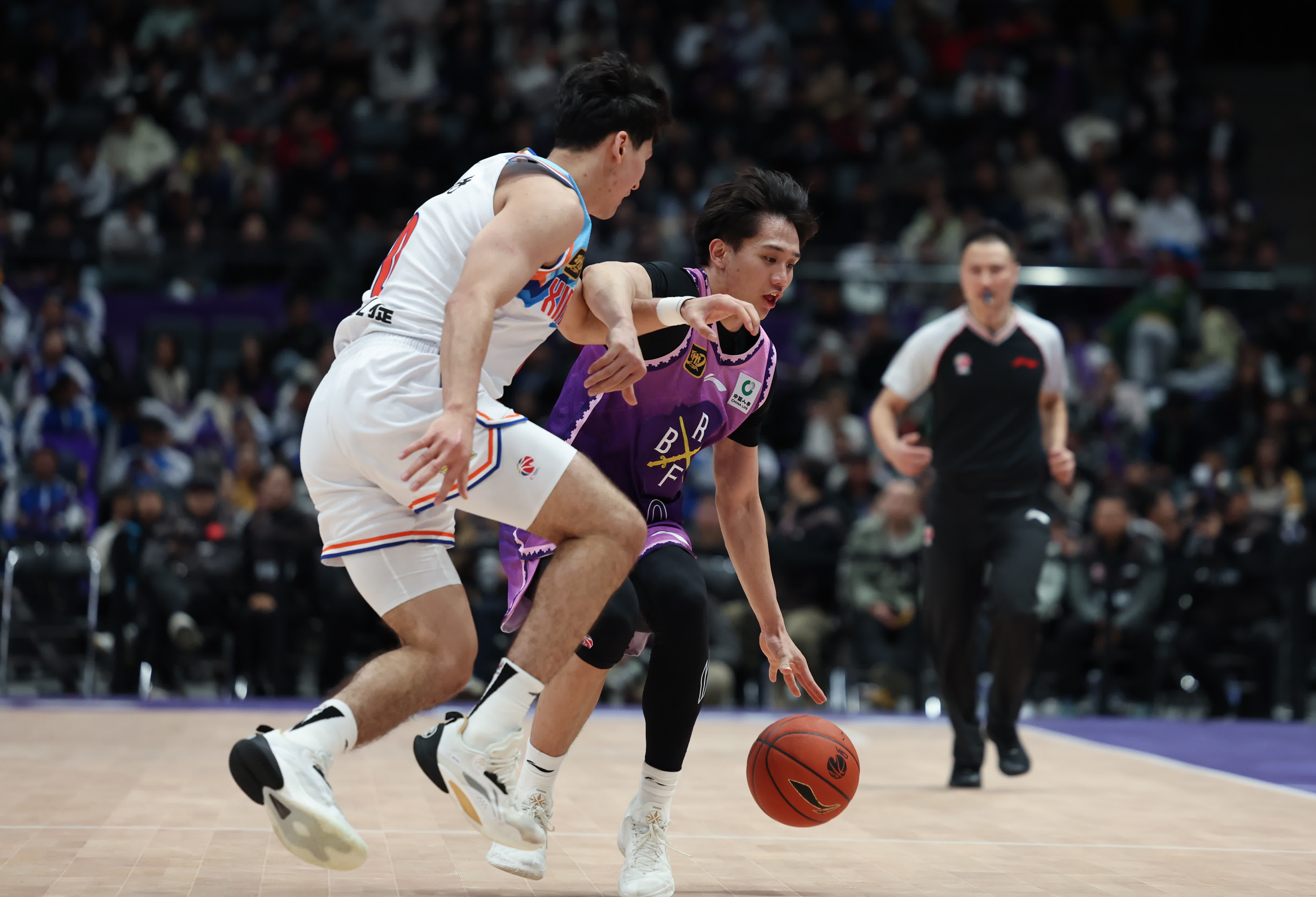 关于强队之间的激烈角逐，都市篮球联赛迎来新一轮对决的信息