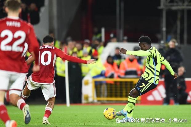 九游APP-欧冠比赛气氛热烈，观众喝彩连连