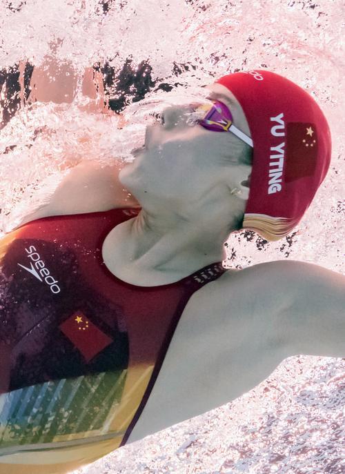 匈牙利女子游泳名将摘得两金，喜获好运