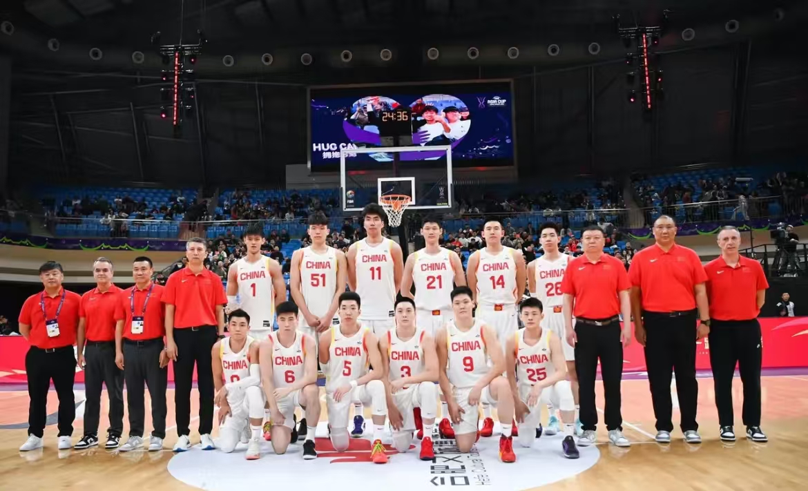 一支实力强劲的篮球球队获得胜利 一支实力强劲的篮球球队获得胜利