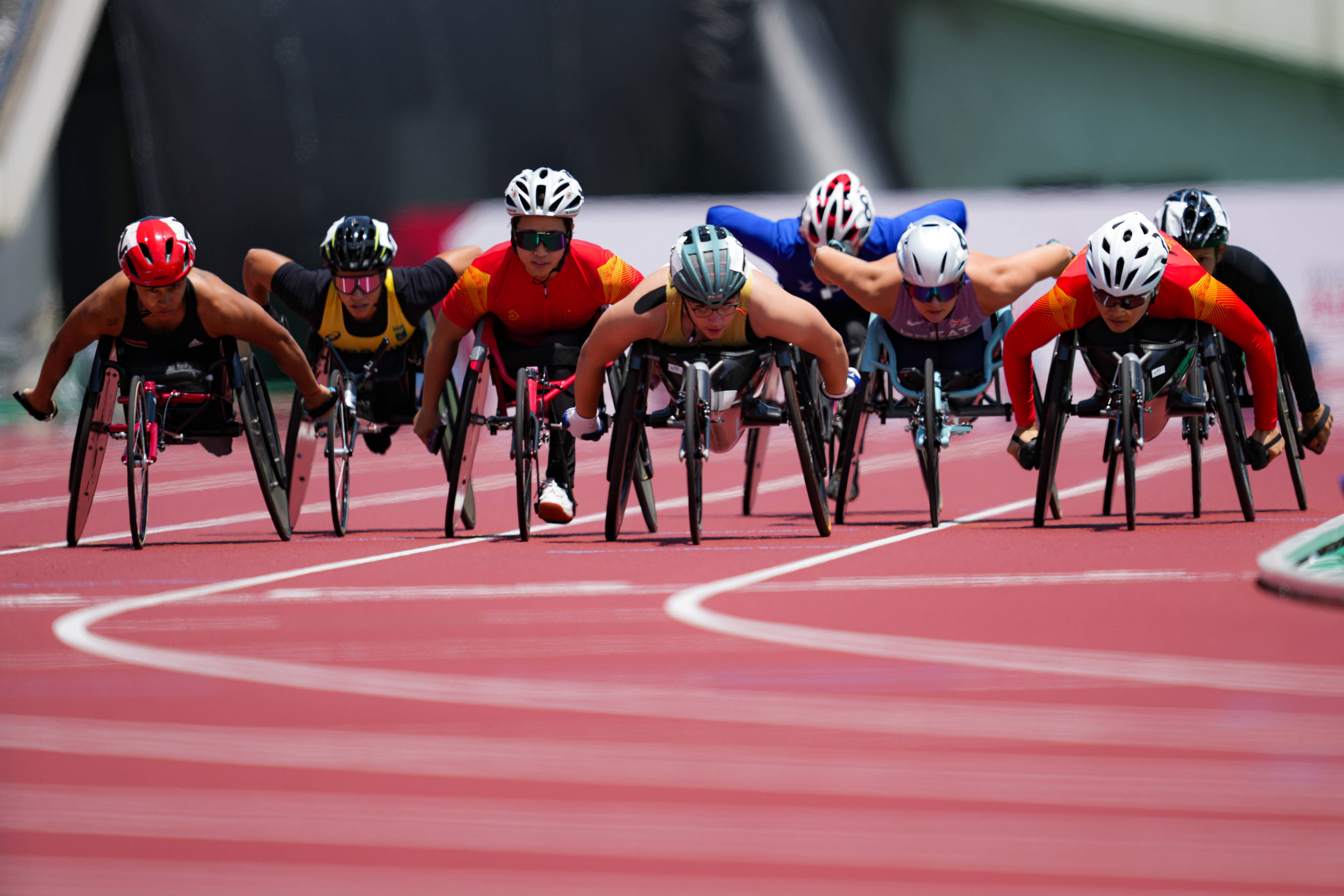 九游APP-运动员们在赛场上勇攀高峰，创造奇迹