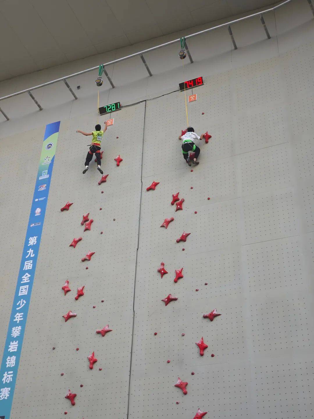 运动员们在赛场上勇攀高峰,创造奇迹 运动员们在赛场上勇攀高峰,创造奇迹