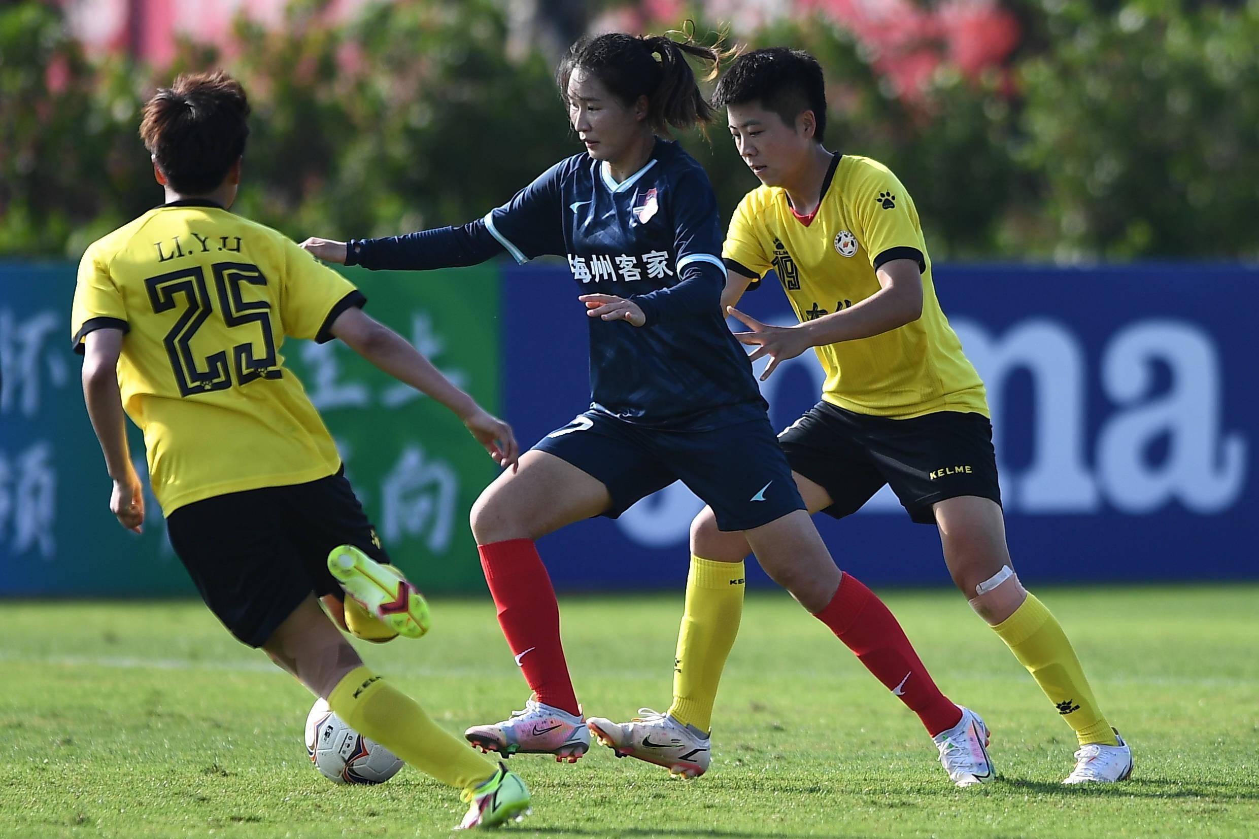 九游官网-足球比赛：中国女队称霸赛场，压倒性胜利