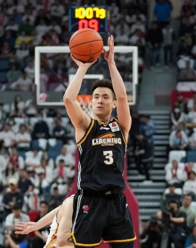 场上篮球战术多变凸显球员智慧