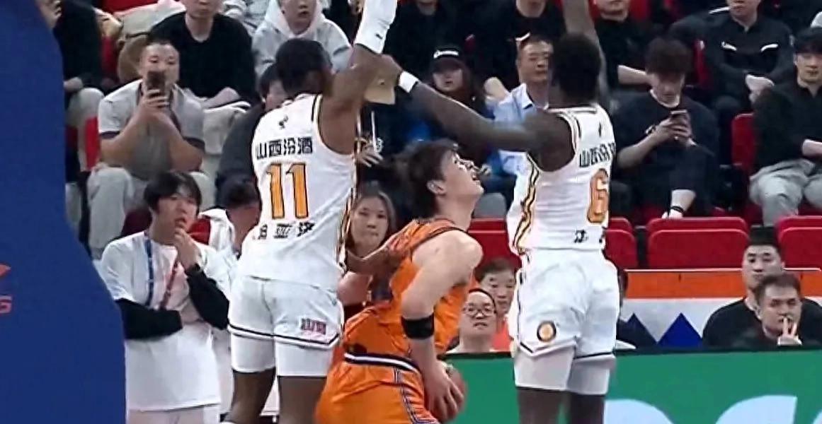 九游游戏-上海队在客场惊险逆转战胜对手