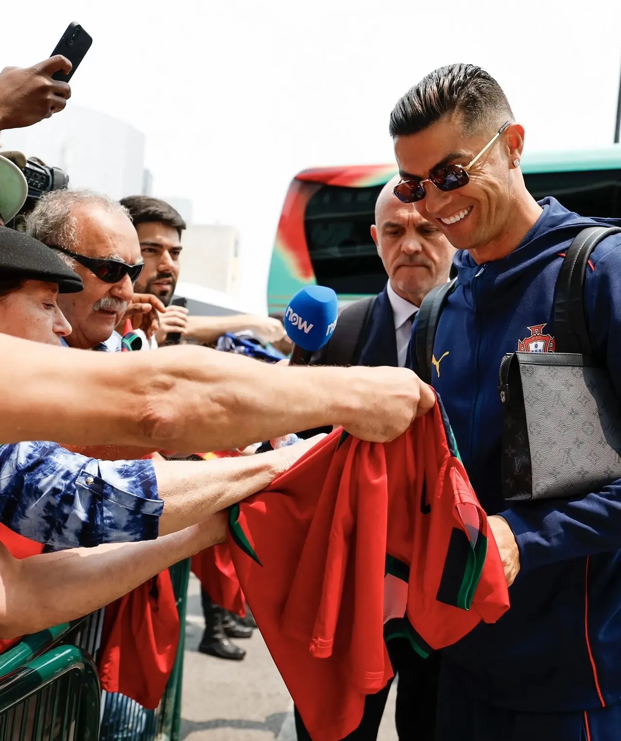 包含激烈角逐引人注目，球迷热情高涨的词条