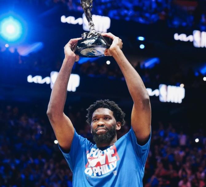 76人中锋恩比德获得最佳球员奖项