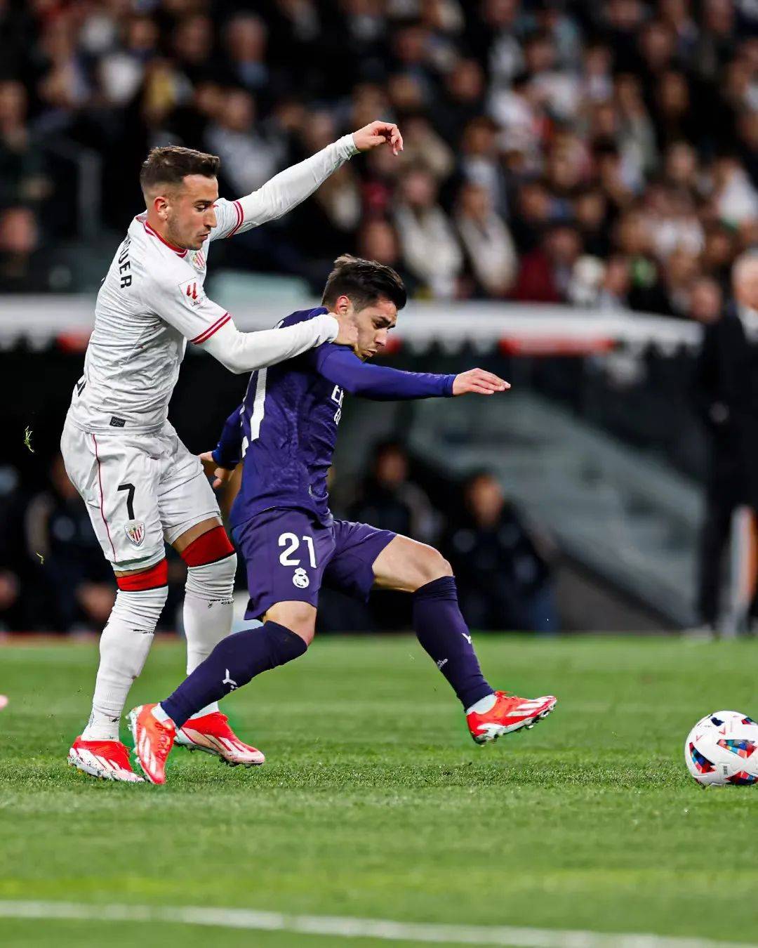 毕尔巴鄂竞技防线漏洞百出，难以抵挡对手攻势