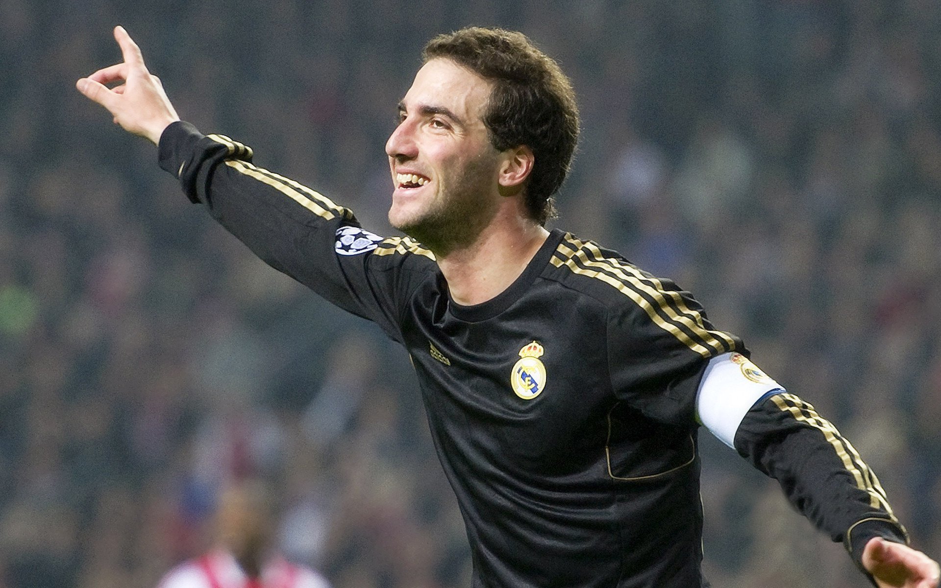 绿茵桑巴席卷西非海岸，皮克魔术师般掌控全场—巴西4-0几内亚技术性击倒实录