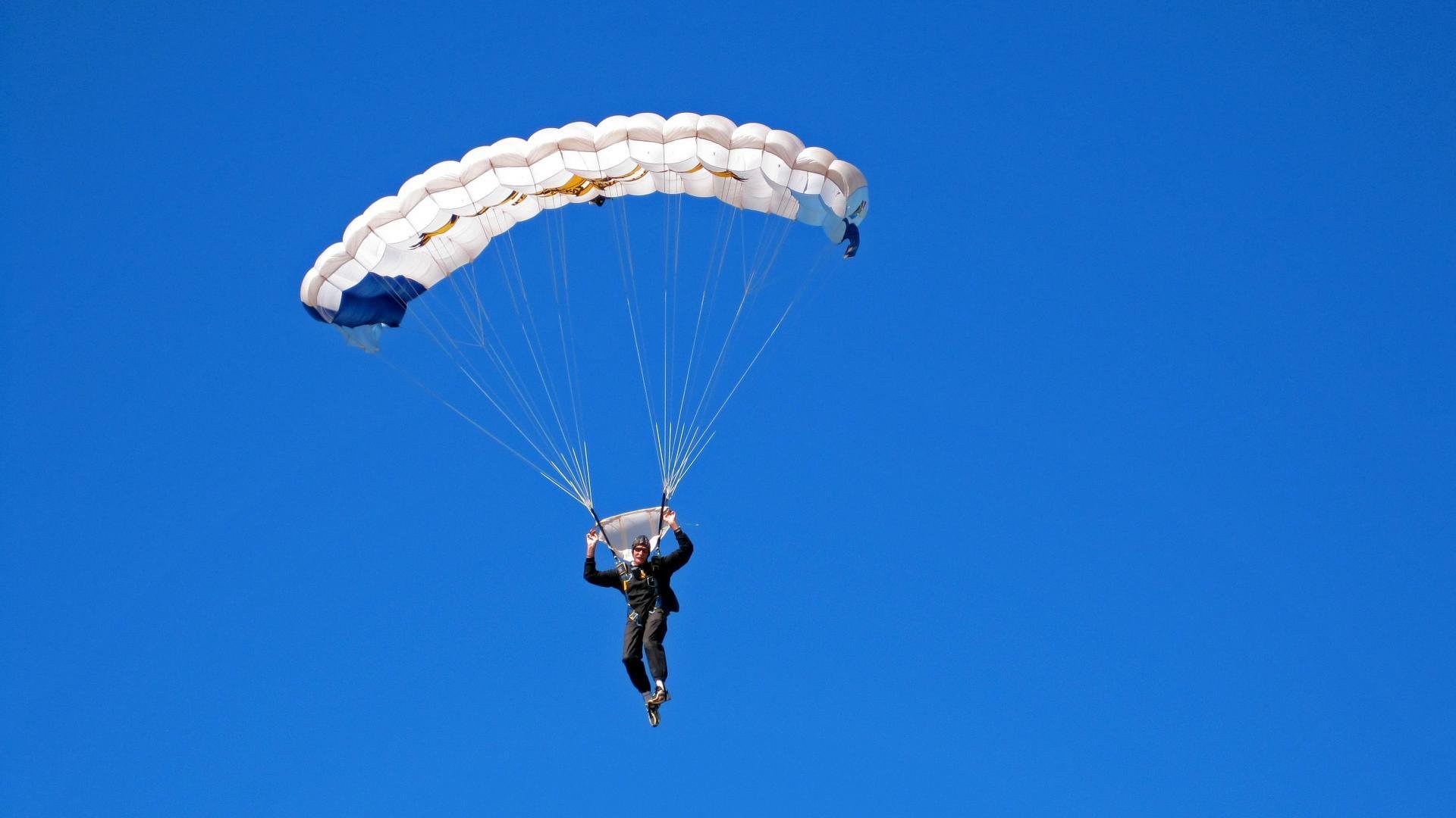 新王加冕，旧神未老，当阿斯顿马丁的铁幕降临在法拉利红海之上